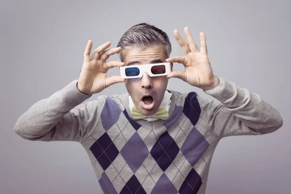 Sorprendido Hombre Sorprendido Vistiendo Gafas Viendo Emocionante Película Está Mirando — Foto de Stock