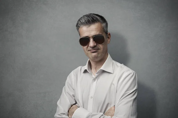 Cool Confiado Hombre Posando Con Los Brazos Cruzados Está Usando — Foto de Stock