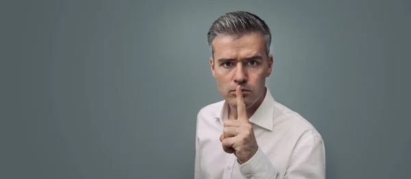 Homem Confiante Segurando Dedo Seus Lábios Fazendo Gesto Silêncio — Fotografia de Stock