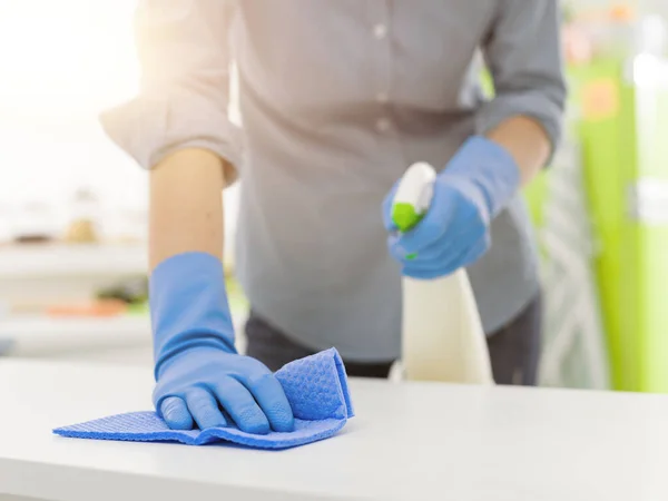 Donna Che Pulisce Lucida Piano Lavoro Della Cucina Con Detersivo — Foto Stock