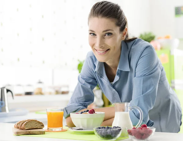 Leende Glad Kvinna Som Har Avkopplande Hälsosam Frukost Hemma Med — Stockfoto