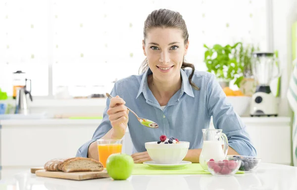 Sonriente Mujer Feliz Tomando Relajante Desayuno Saludable Casa Sentada Mesa —  Fotos de Stock