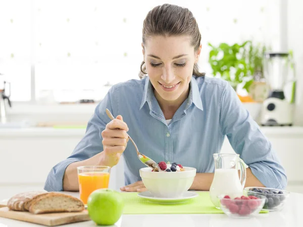 Lachende Vrolijke Vrouw Met Een Heerlijk Gezond Ontbijt Thuis Eet — Stockfoto