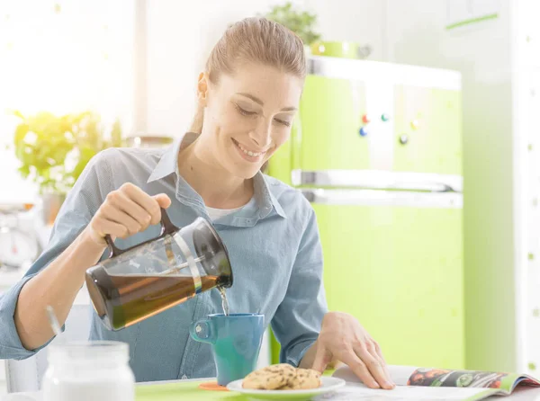 Young Woman Having Cup Tea Snack She Relaxing Pouring Tea — Stock Photo, Image