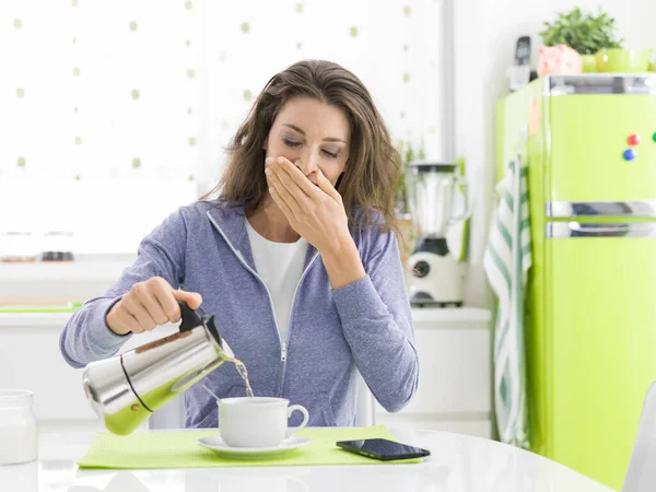 Moe Luie Vrouw Ontbijten Thuis Keuken Gapen Gieten Koffie — Stockfoto