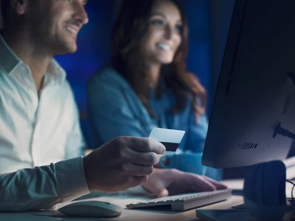 Feliz Pareja Sonriente Haciendo Compras Línea Juntos Hombre Está Sosteniendo —  Fotos de Stock