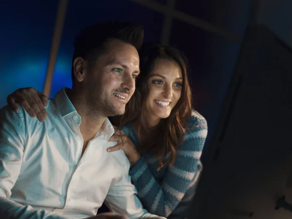 幸せなカップルリラックス自宅で夜遅く 彼らはオンラインで接続し ビデオを見ています — ストック写真