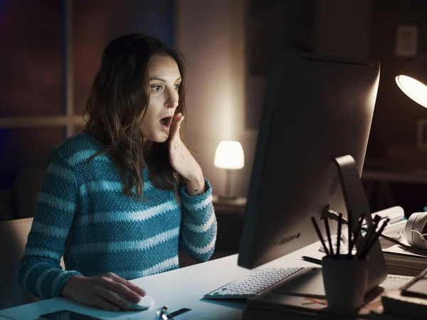 Shocked Woman Having Problems Her Computer She Gasping Staring Computer — Stock Photo, Image