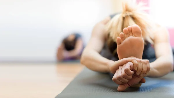 Vrouw Doet Fysieke Oefening Benen Strekken Een Mat Voet Close — Stockfoto