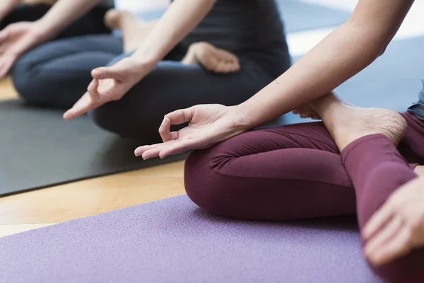 Mulheres Praticando Ioga Juntos Sentados Pose Lótus Meditação Mindfulness Espiritualidade — Fotografia de Stock