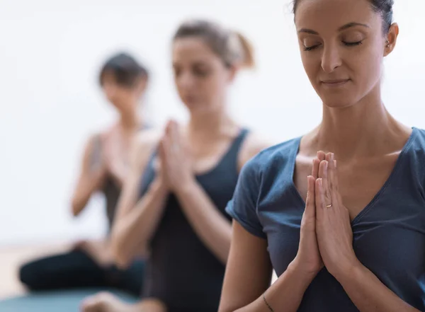 Ženy Které Společně Cvičí Jógu Meditaci Bdělosti Podávají Ruce Relaxují — Stock fotografie