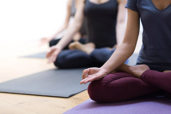 Mulheres Praticando Ioga Juntos Sentados Pose Lótus Meditação Mindfulness Espiritualidade — Fotografia de Stock