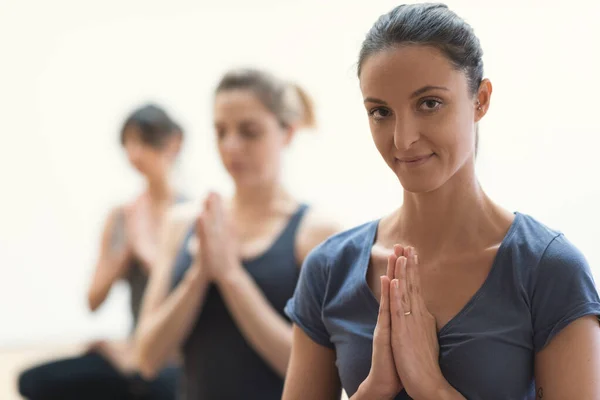 Женщины Практикуют Йогу Медитацию Внимательности Вместе Сжимают Руки Расслабляют Здоровый — стоковое фото