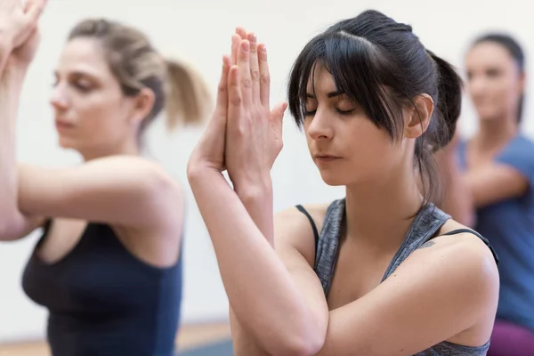 Женщины Практикующие Йогу Вместе Сидят Скрещивают Руки Здоровый Образ Жизни — стоковое фото