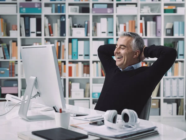 Hombre Negocios Confiado Sonriente Que Relaja Oficina Con Las Manos —  Fotos de Stock