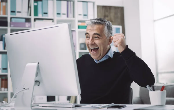 Veselý Úspěšný Podnikatel Kanceláři Dostává Dobré Zprávy Svém Počítači Oslavuje — Stock fotografie