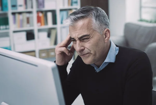 Trött Överarbetad Affärsman Har Dålig Huvudvärk Han Rör Vid Hans — Stockfoto