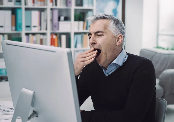 Moe Slaperige Zakenman Werkt Kantoor Bureau Hij Verveeld Geeuwt — Stockfoto