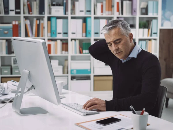 Büroangestellter Sitzt Schreibtisch Und Hat Nackenschmerzen Massiert Seinen Nacken Stress — Stockfoto