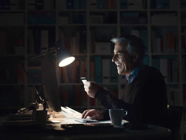 Sonriente Hombre Alegre Conectarse Tarde Noche Con Computadora Hacer Compras —  Fotos de Stock