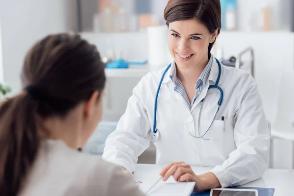Kadın Doktor Bir Hastaya Danışmanlık Yapıyor Tıbbi Bilgi Teşhisi Açıklıyor — Stok fotoğraf
