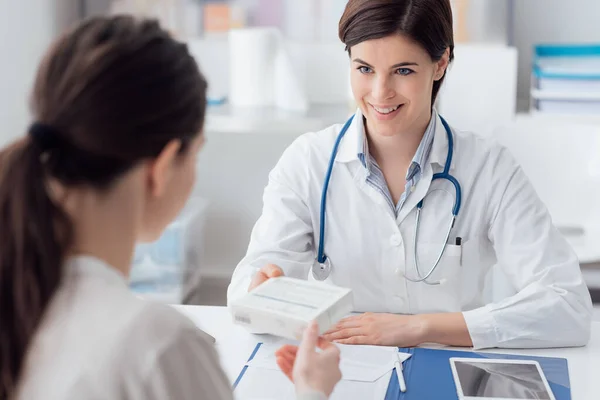 Doctora Dando Medicamento Recetado Paciente Cuidado Salud Concepto Tratamiento — Foto de Stock