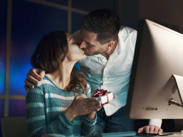 Fiatal Kap Egy Ajándékot Férjétől Csók Romantika Évfordulók Szent Valentin — Stock Fotó