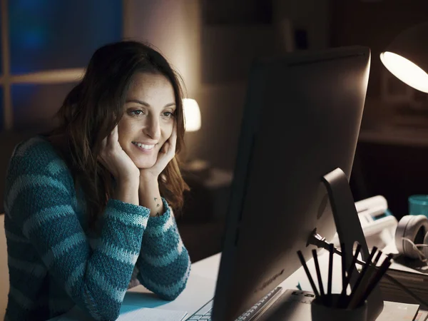 Feliz Sorrindo Mulher Relaxante Casa Conectando Com Seu Computador Ela — Fotografia de Stock