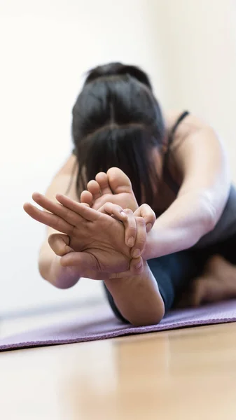 Женщины Упражняются Тренажерном Зале Растягивают Ноги Коврик Изгиб Ноги Близко — стоковое фото