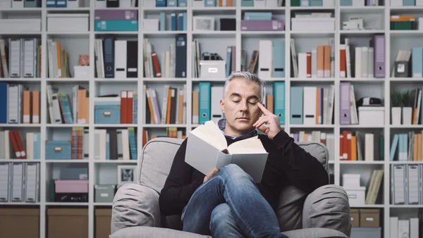 Hombre Relajándose Sillón Leyendo Libro Estanterías Fondo Literatura Concepto Conocimiento — Foto de Stock