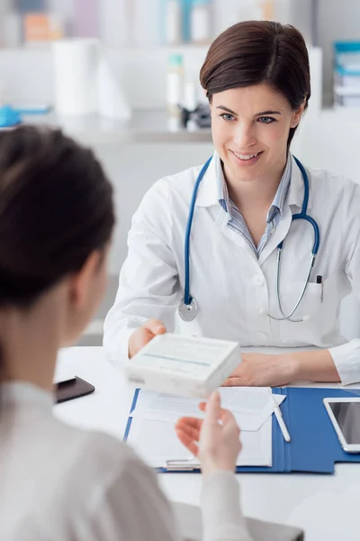 Kvinnlig Läkare Som Ger Ett Receptbelagt Läkemedel Till Patienten Sjukvården — Stockfoto