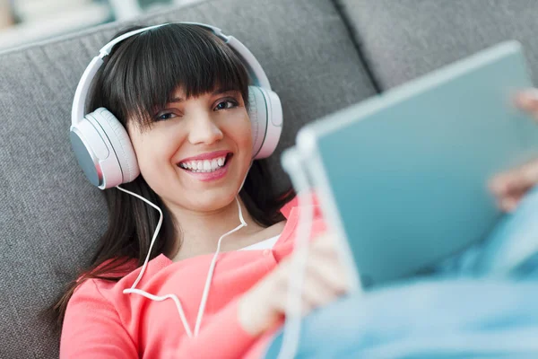 Lächelnde Junge Frau Entspannt Sich Hause Auf Der Couch Sie — Stockfoto