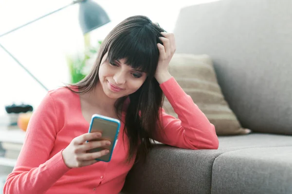 Attraktiv Ung Kvinna Hemma Koppla Vardagsrummet Hon Sms Och Sociala — Stockfoto