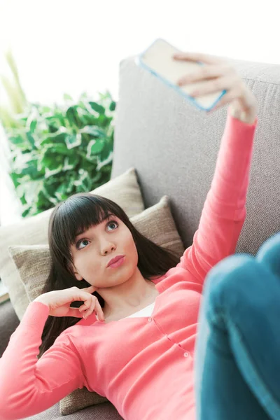 Mujer Joven Relajándose Sofá Ella Está Tomando Selfies Videocalling Con — Foto de Stock
