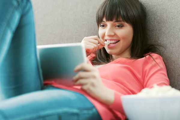 Mujer Atractiva Relajándose Sofá Casa Ella Está Viendo Películas Línea —  Fotos de Stock