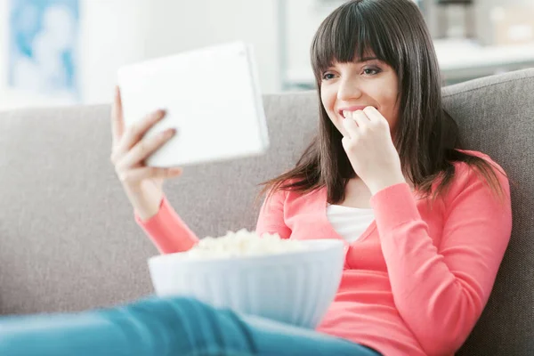 Vonzó Pihent Kanapén Otthon Néz Filmeket Streaming Online Eszik Popcorn — Stock Fotó