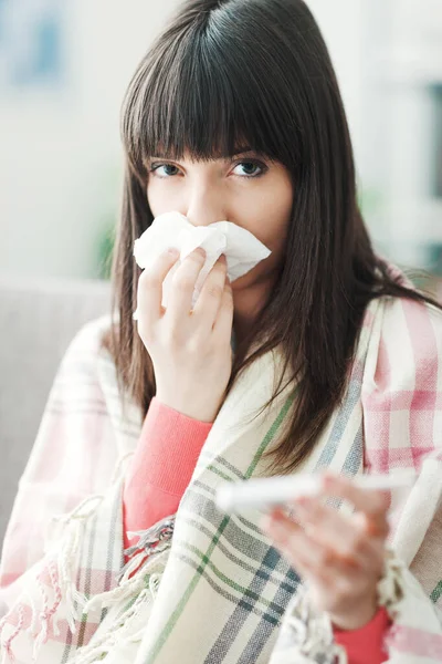 Młoda Chora Kobieta Przeziębieniem Grypą Dmucha Nos Mierzy Temperaturę Ciała — Zdjęcie stockowe