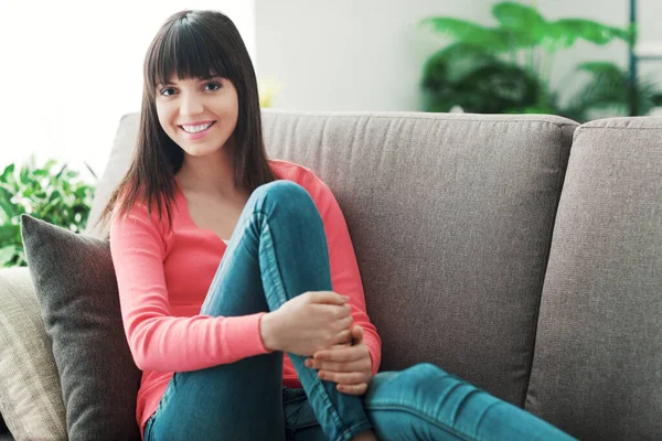 Lachende Aantrekkelijke Vrouw Thuis Zit Bank Ontspannen Poseren — Stockfoto