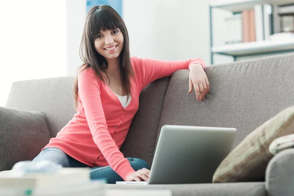 Young Attractive Woman Relaxing Home She Sitting Couch Connecting Internet — Stock Photo, Image