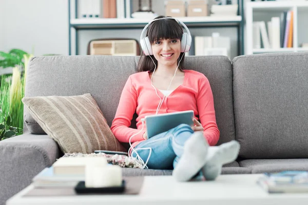 Souriante Jeune Femme Relaxante Maison Sur Canapé Elle Porte Casque — Photo