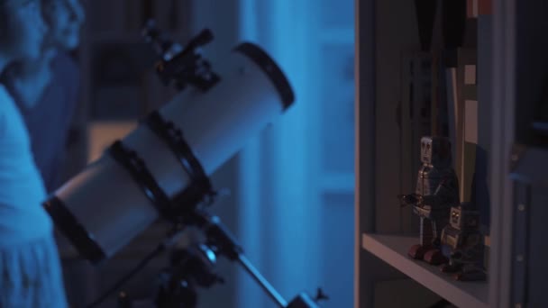 Щасливі сестри дивляться зірки з телескопом — стокове відео