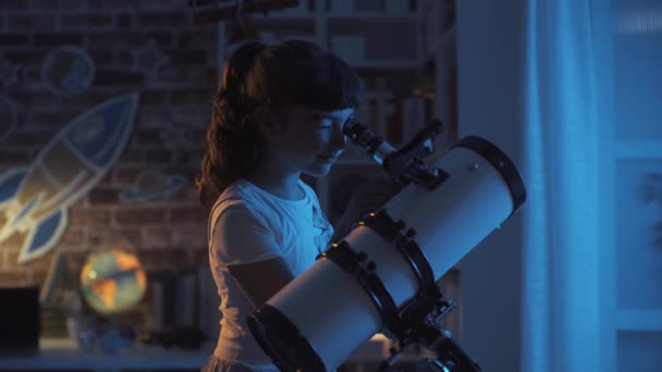 Profesyonel bir teleskopla yıldızları izleyen tatlı bir kız. — Stok video