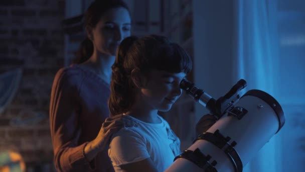 Boldog nővérek nézik a csillagokat teleszkóppal — Stock videók