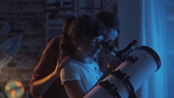 Gelukkige zussen kijken sterren met een telescoop — Stockvideo