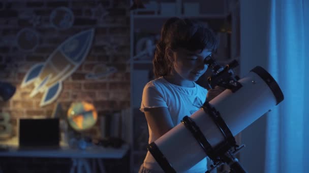 천문학을 배우고 망원경을 사용하는 행복 한 소녀들 — 비디오