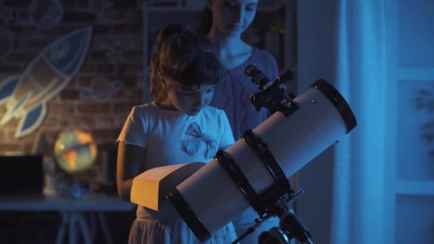 Fiatal nővérek csillagokat néznek teleszkóppal éjjel. — Stock videók