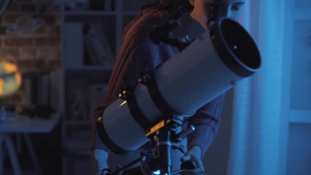 Mladá žena sleduje hvězdy s jejím dalekohledem v noci — Stock video