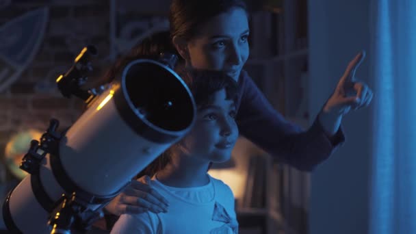 快乐的女孩学习天文学和使用望远镜 — 图库视频影像