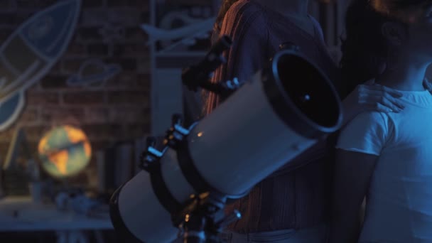 Soeurs observant les étoiles avec un télescope professionnel — Video