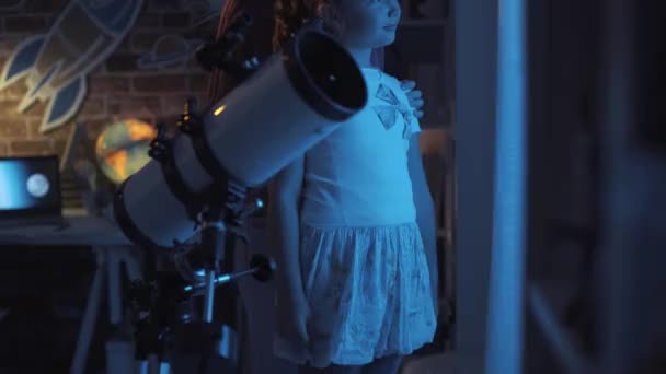 Hermanas mirando las estrellas junto con un telescopio profesional — Vídeos de Stock